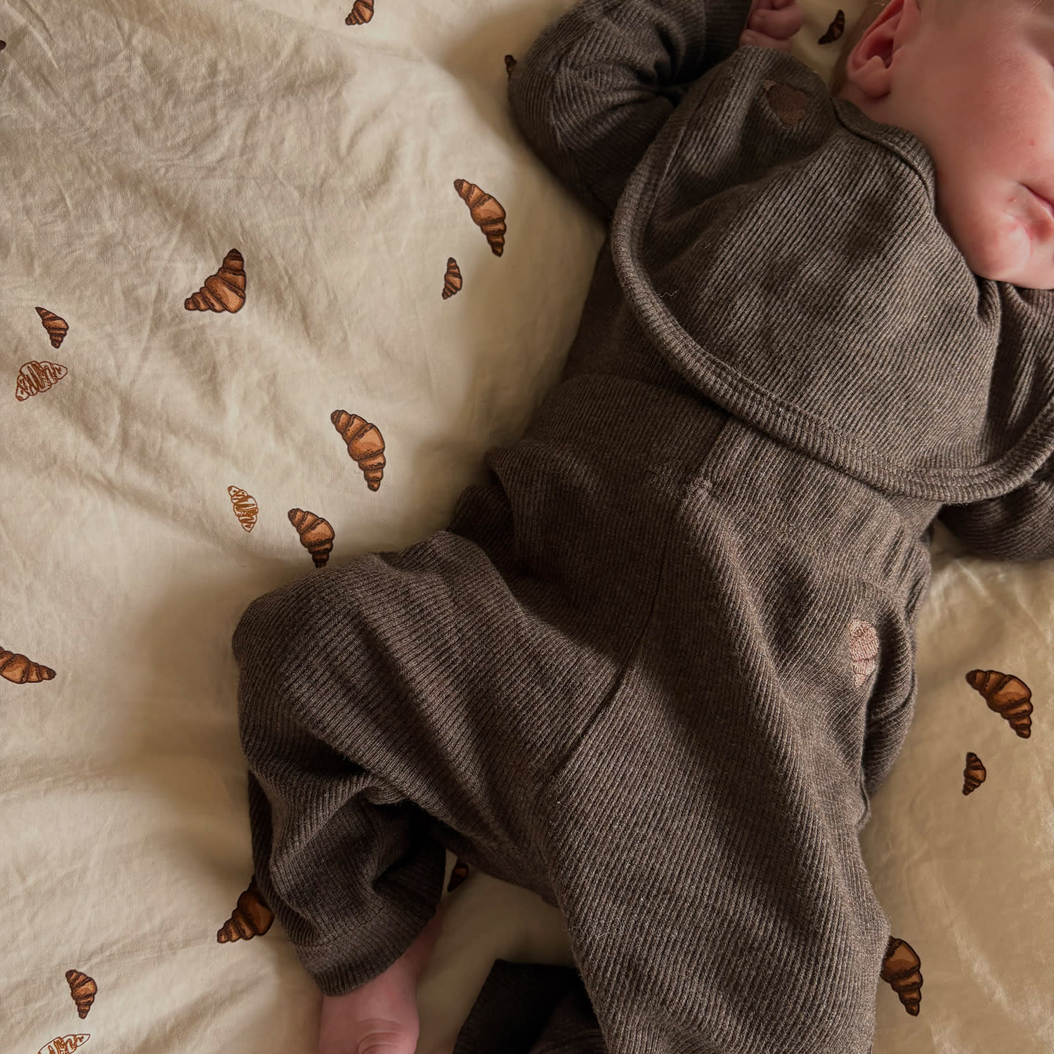 - Dark brown melange