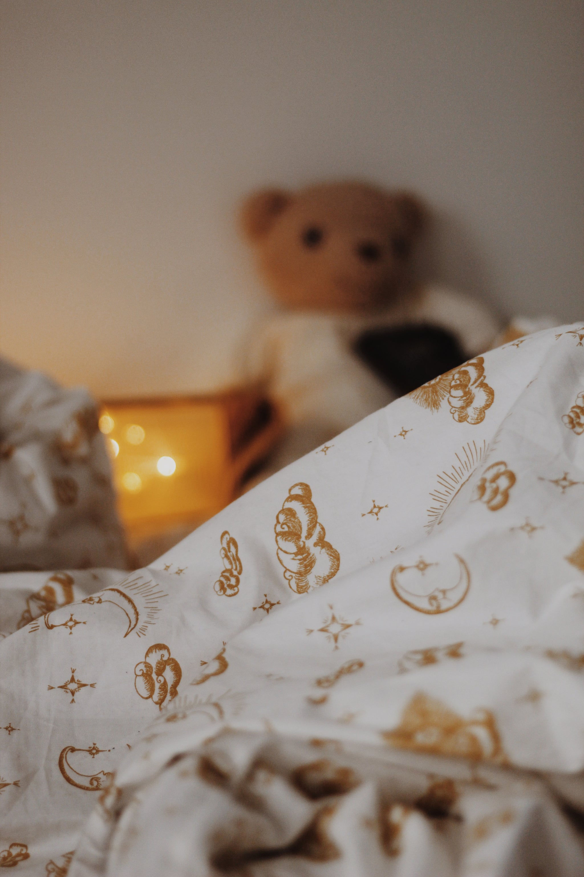 VACVAC studio Sur La Lune bedding, junior Sengetøj baby Sur La Lune Mustard Gold AOP
