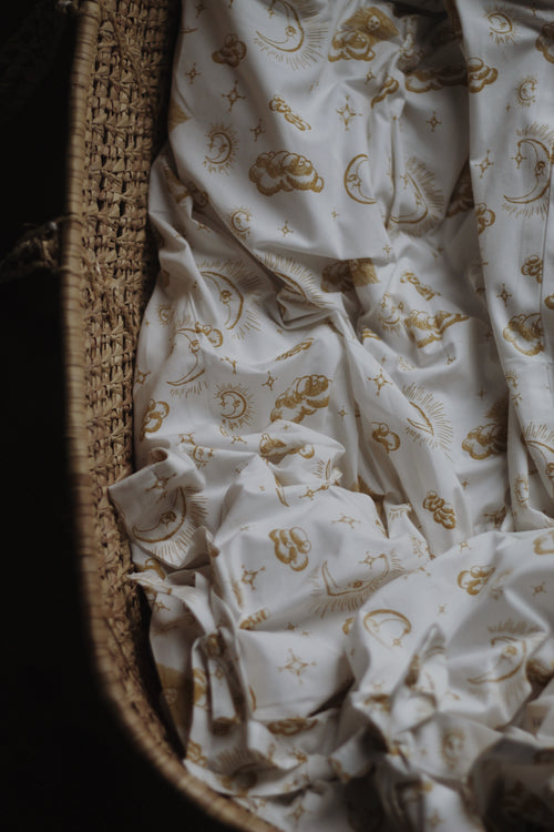 VACVAC studio Sur La Lune bedding, junior Sengetøj baby Sur La Lune Mustard Gold AOP